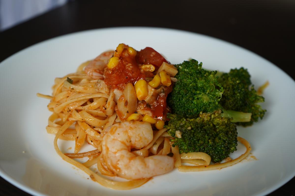 Pasta with tomato, broccoli and shrimp